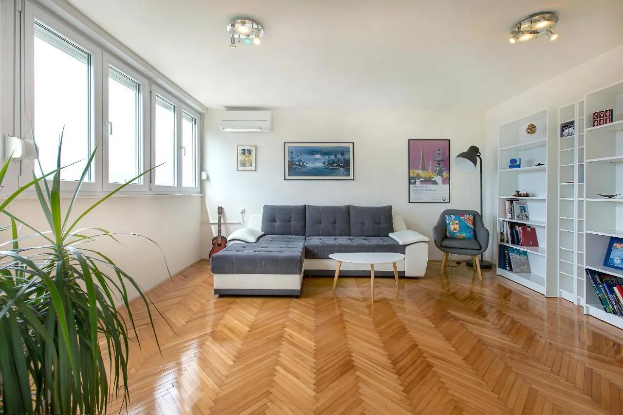 No.15 Apartment Split